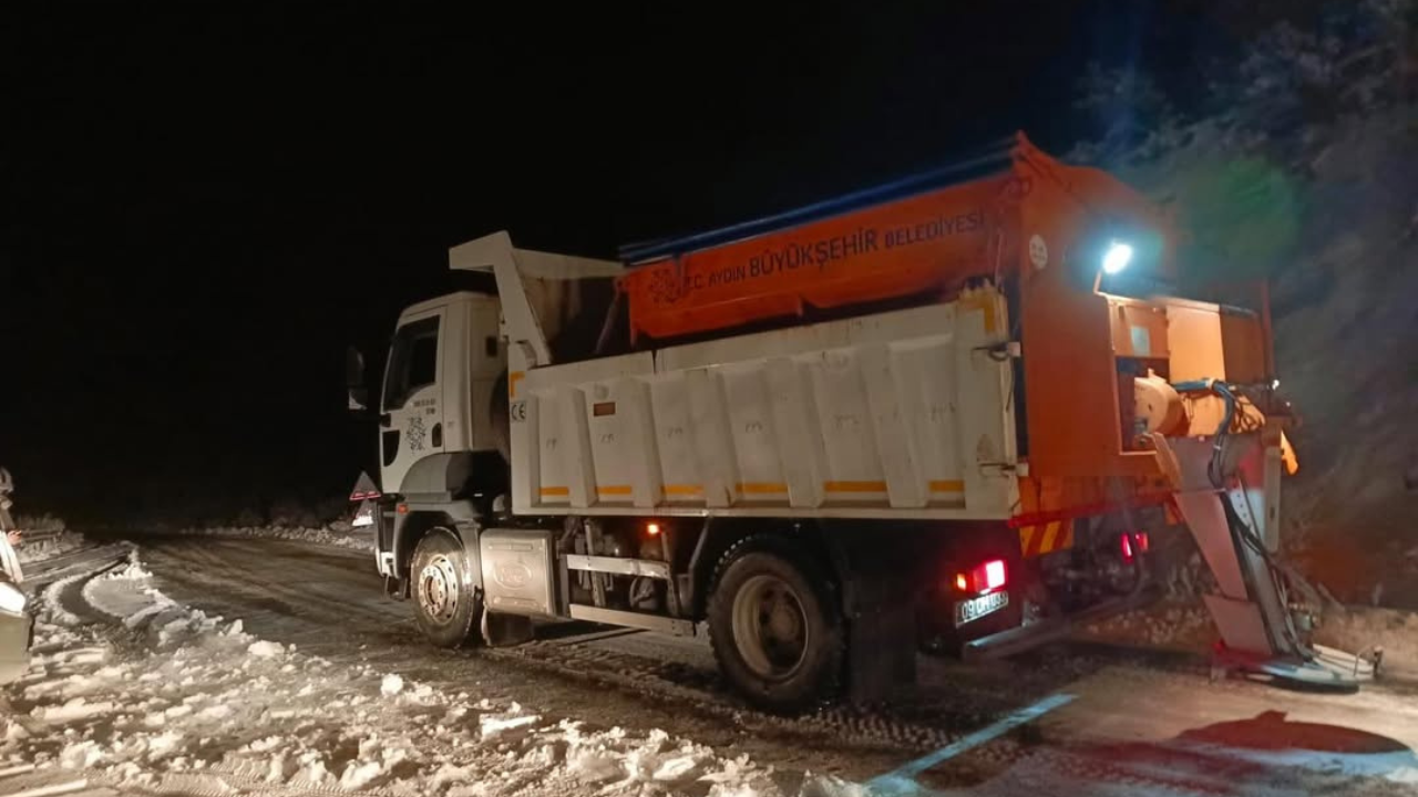 Aydın’ın yüksek rakımlı bölgelerinde etkisini sürdüren kar yağışıyla mücadele çalışmaları