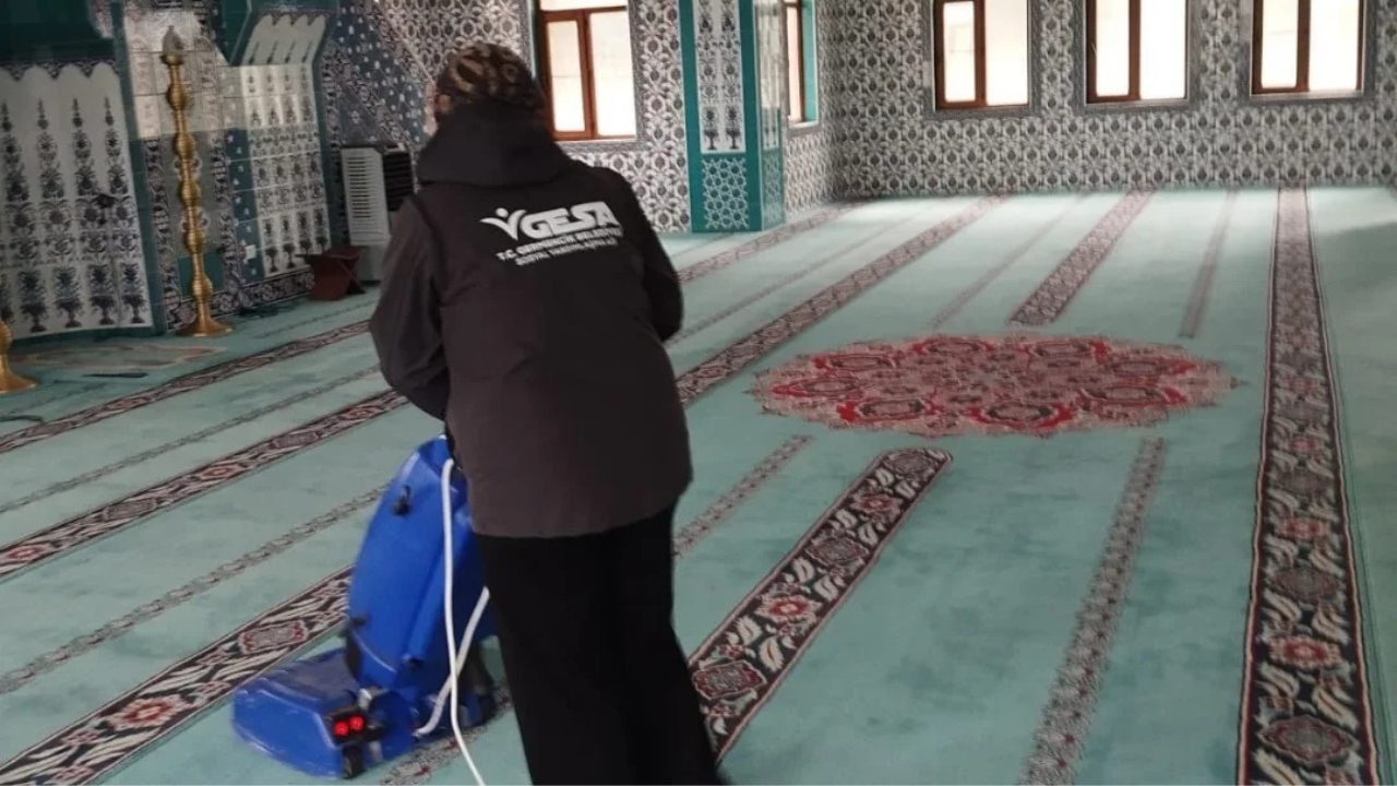 Germencik Belediyesi, ilçedeki camilerin bakım ve temizlik çalışmalarına devam ediyor.