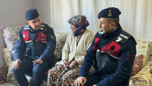 Çine İlçe Jandarma Komutanlığı, ilçedeki yaşlı bireyleri yalnız bırakmıyor ve