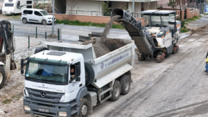 Aydın Büyükşehir Belediyesi, kent genelinde eş zamanlı olarak sürdürdüğü yol