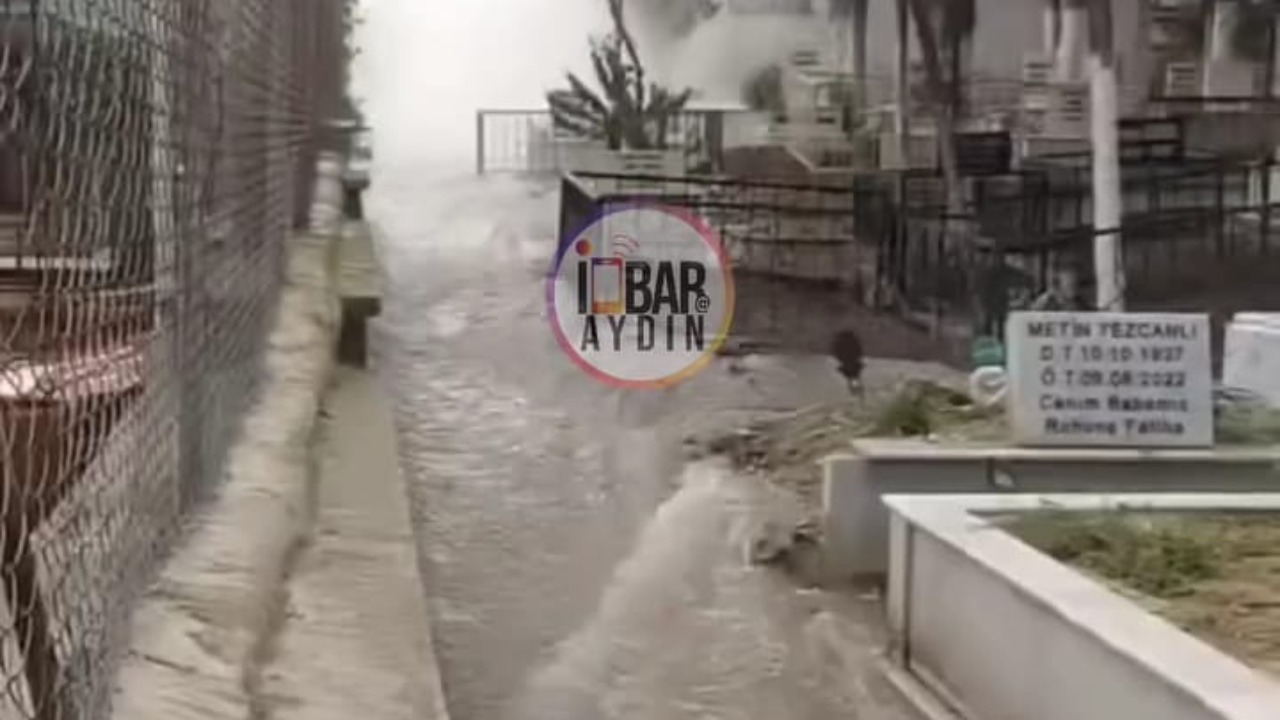 Aydın’ın Kuşadası ilçesinde meydana gelen boru patlaması nedeniyle mezarlık su