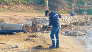 Didim’de etkili olan lodos fırtınasının ardından, Didim Belediyesi sahillerdeki temizlik