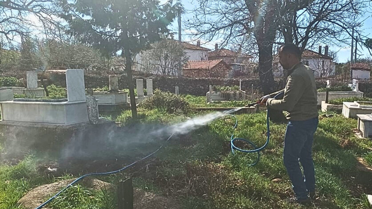 Karacasu Belediyesi, ilçe genelindeki mezarlıklarda temizlik ve ilaçlama çalışmalarını aralıksız