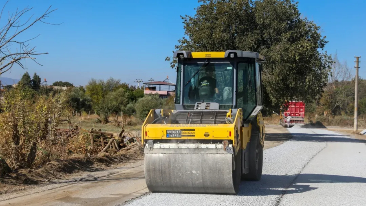 Efeler Belediyesi Fen İşleri Müdürlüğü ekipleri, ilçedeki 25 mahallede yol