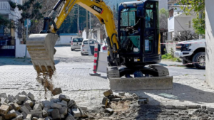 Kuşadası Belediyesi, ilçenin farklı noktalarında yol yenileme çalışmalarını sürdürüyor. Bu