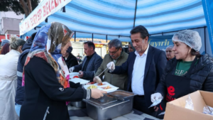 Efeler Belediyesi, Ramazan ayı kapsamında Umurlu Mahallesi’nde vatandaşlarla iftar sofrasında