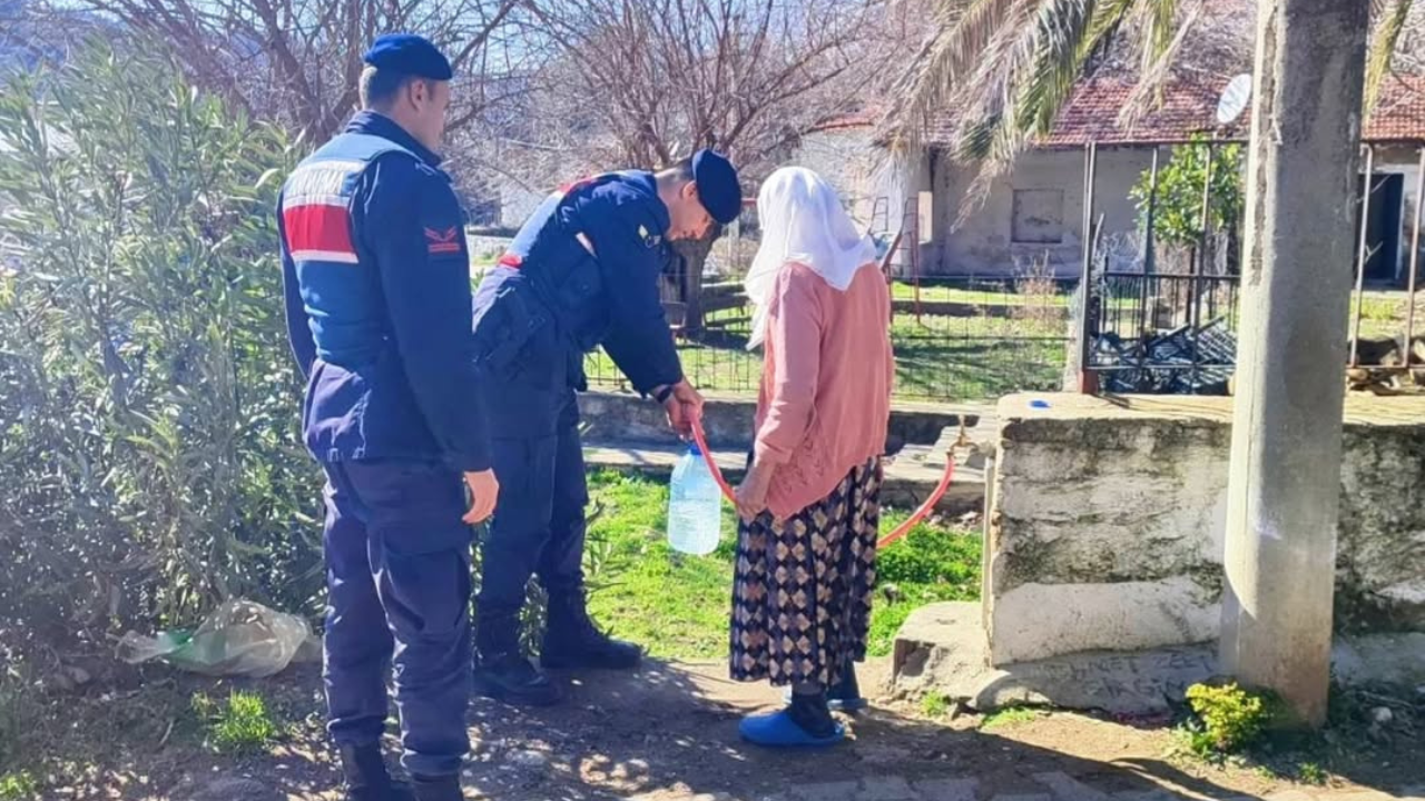 Aydın İl Jandarma Komutanlığı ekipleri, sadece asayişi sağlamakla kalmayıp, vatandaşlarla