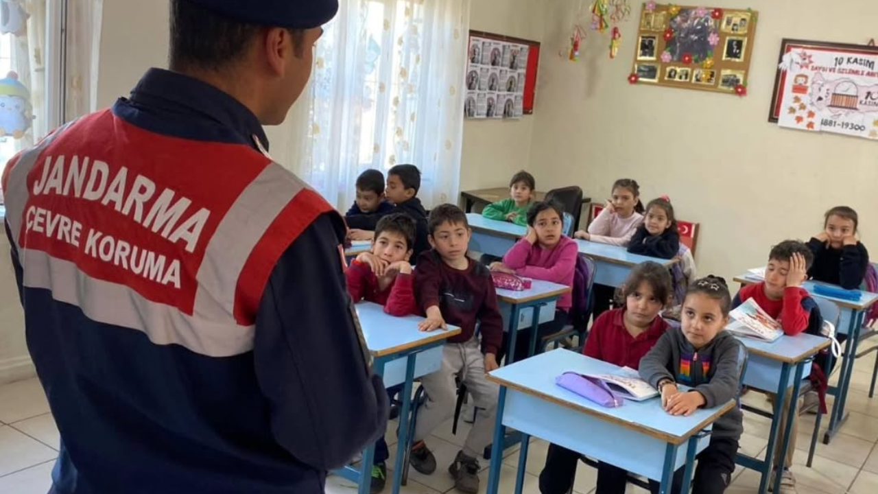 Aydın İl Jandarma Komutanlığı ekipleri, Bozdoğan ilçesindeki Sırma İlköğretim Okulu’nu
