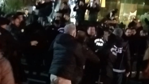 Aydın Atatürk Kent Meydanı’nda, uyarılara rağmen dağılmayan eylemci gruba polis