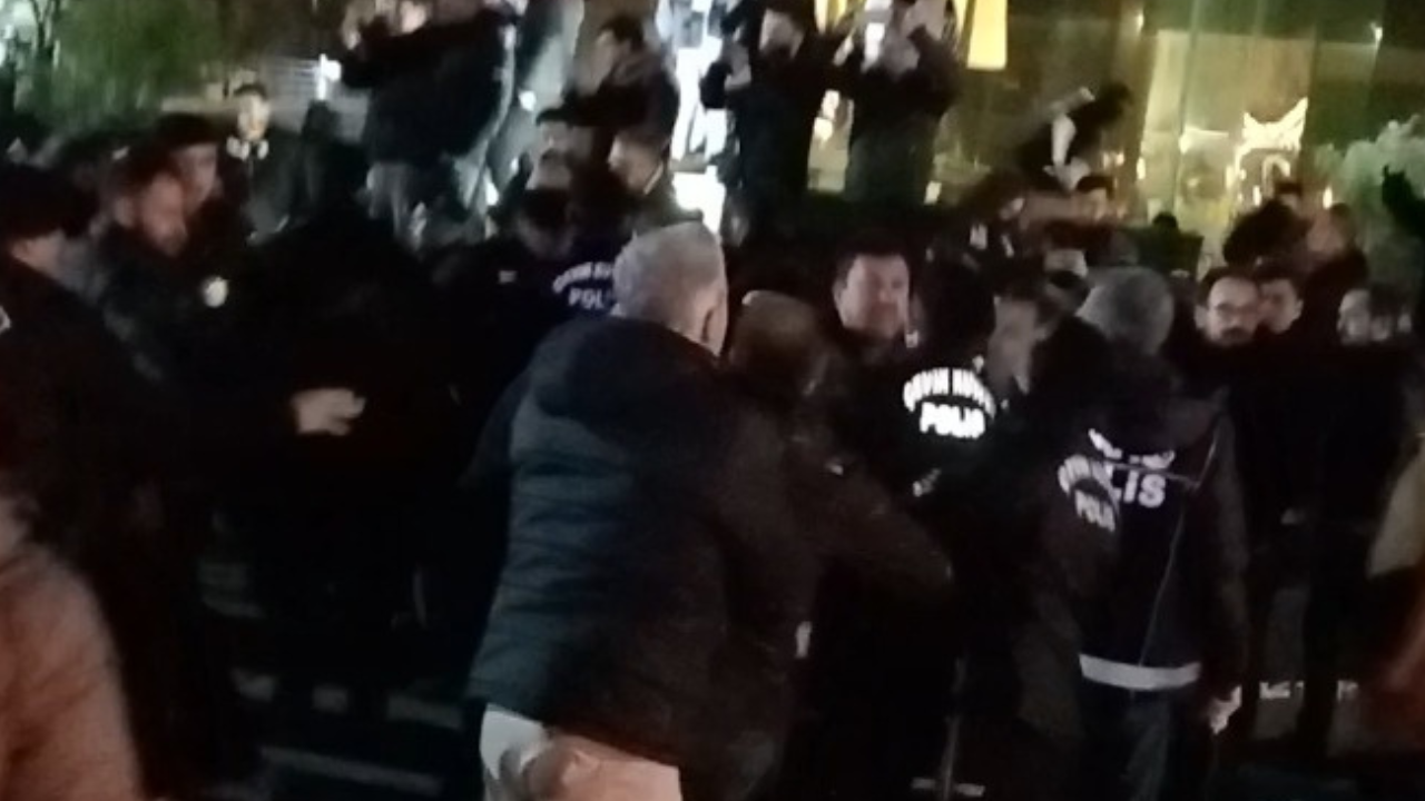 Aydın Atatürk Kent Meydanı’nda, uyarılara rağmen dağılmayan eylemci gruba polis