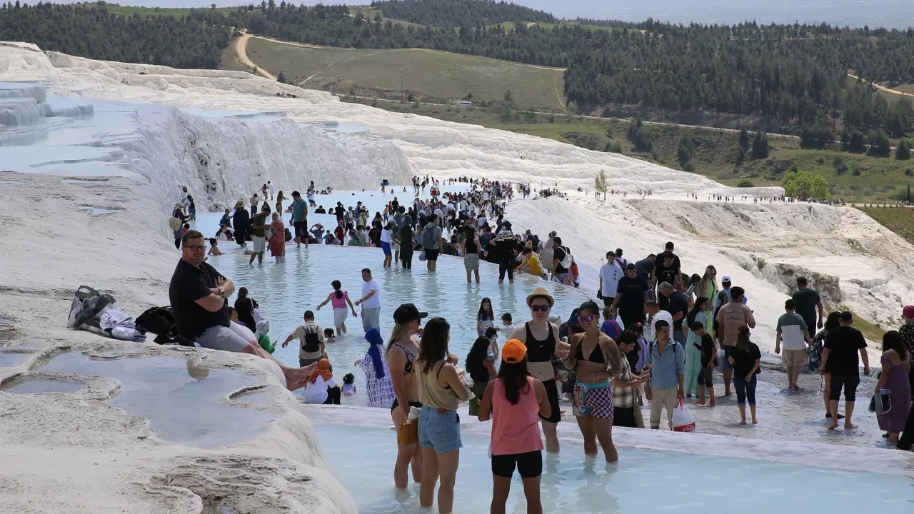 Bayram tatilinde Pamukkale’ye ziyaretçi akını UNESCO Dünya Mirası Listesi’nde yer alan Pamukkale, Ramazan Bayramı ve