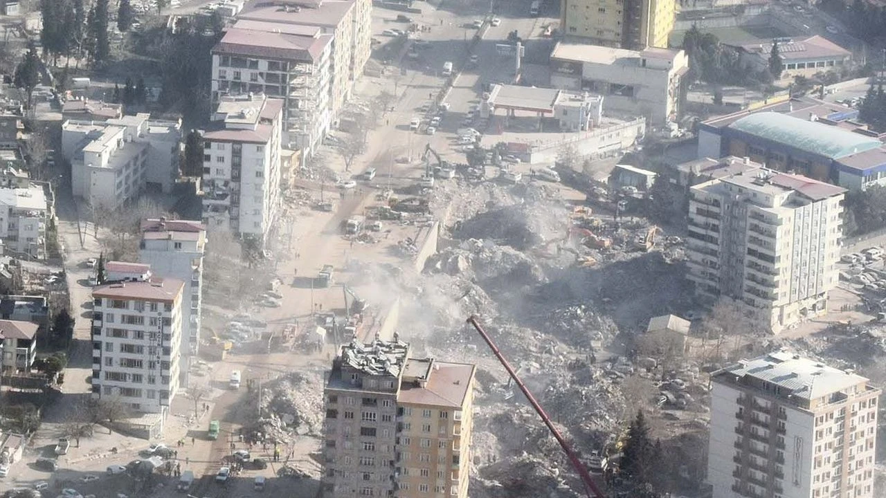 Kahramanmaraş depreminin yıkıcı sonuçlarından biri olan Ebrar Sitesi F Blok’un