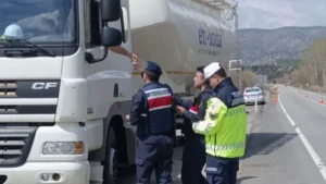 Ankara’nın Nallıhan İlçesinde Ramazan Bayramının 1.gününde yolda uygulama yapan jandarma