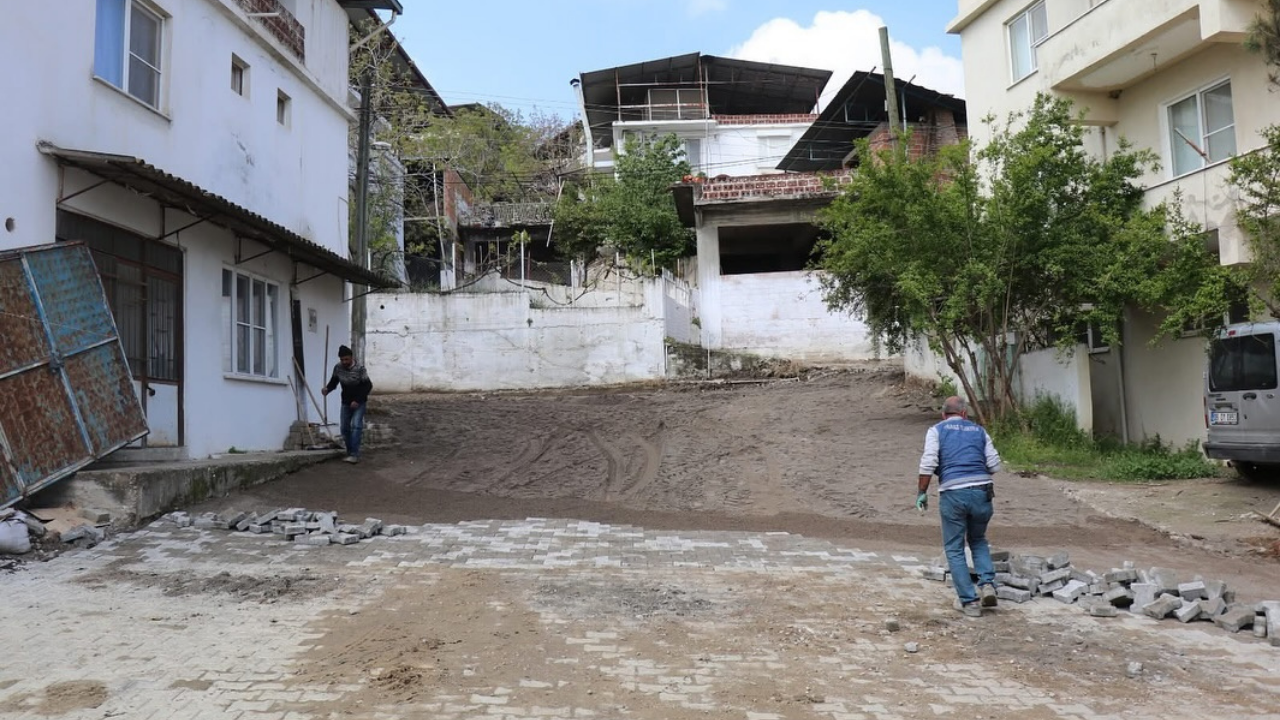 Bozdoğan Belediyesi, ilçe genelinde sürdürdüğü yol yapım ve üstyapı çalışmaları