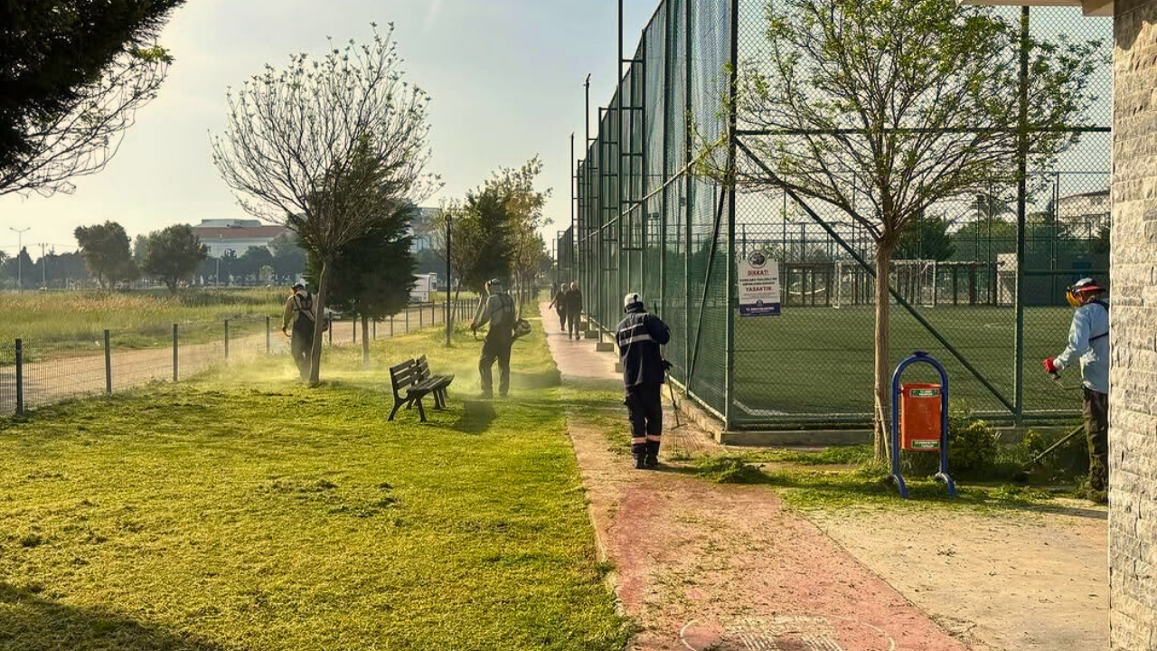 Didim Belediyesi Park ve Bahçeler Müdürlüğü ekipleri, İnönü Gençlik Spor