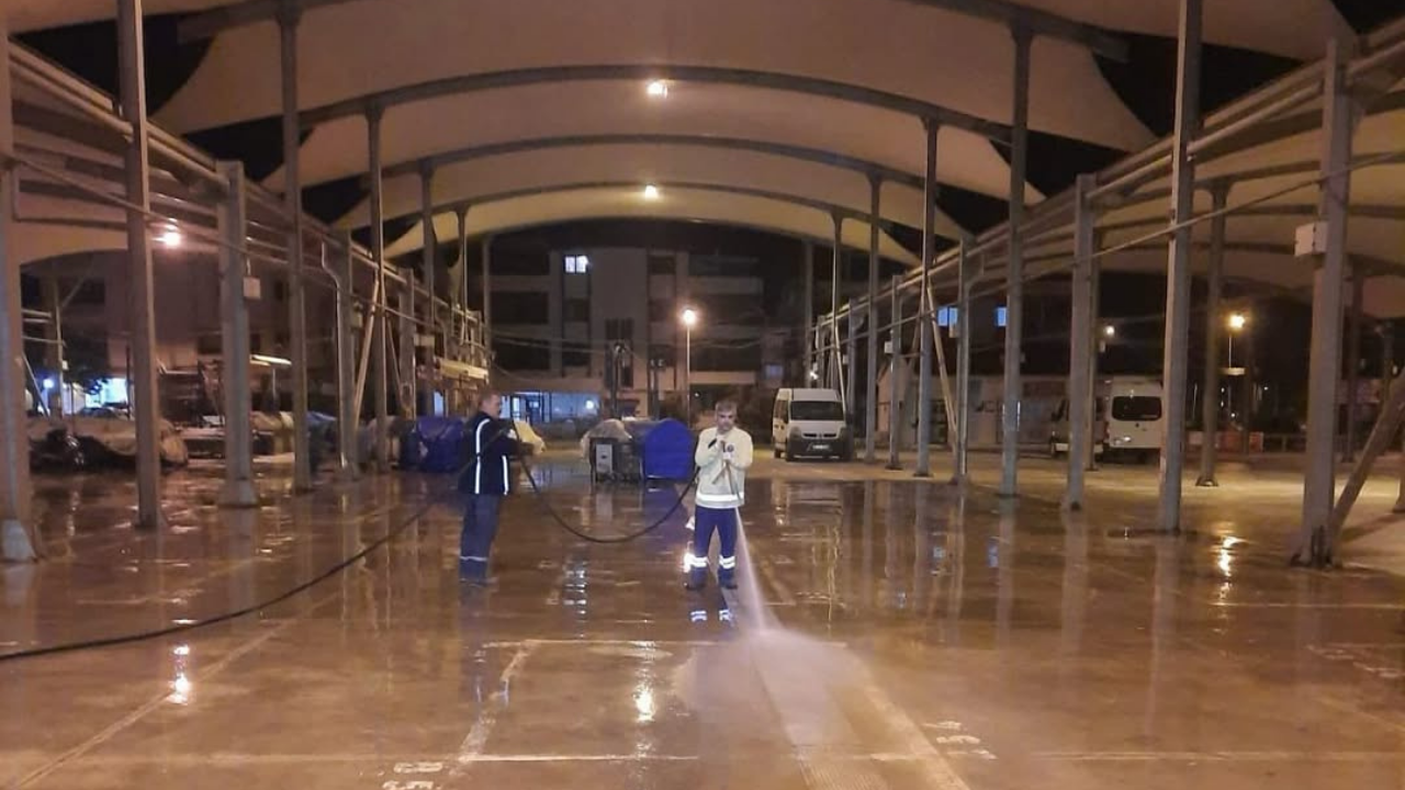Didim Belediyesi, ilçe genelinde sürdürdüğü temizlik çalışmalarına Pazar Yeri’nde devam