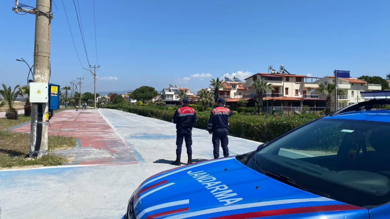 Güzelçamlı’da Yaya Yoluna Motorlu Araçla Girenlere Ceza Yağdı Kuşadası’nın Güzelçamlı Mahallesi’nde yaya yollarında yapılan denetimlerde, kuralları ihlal eden