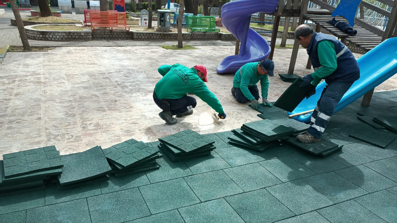 Efeler Belediyesi Parkları Yaz Mevsimine Hazırlıyor Efeler Belediyesi, yaz aylarında vatandaşların park ve yeşil alanlarda güvenli