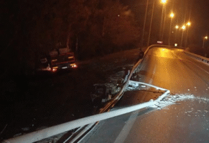 Aydın-İzmir otoyolunda meydana gelen kazada bir TIR, sürücüsünün direksiyon hakimiyetini