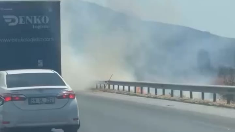 İzmir-Aydın Otoyolu üzerinde henüz belirlenemeyen bir nedenle yangın çıktı. Olay