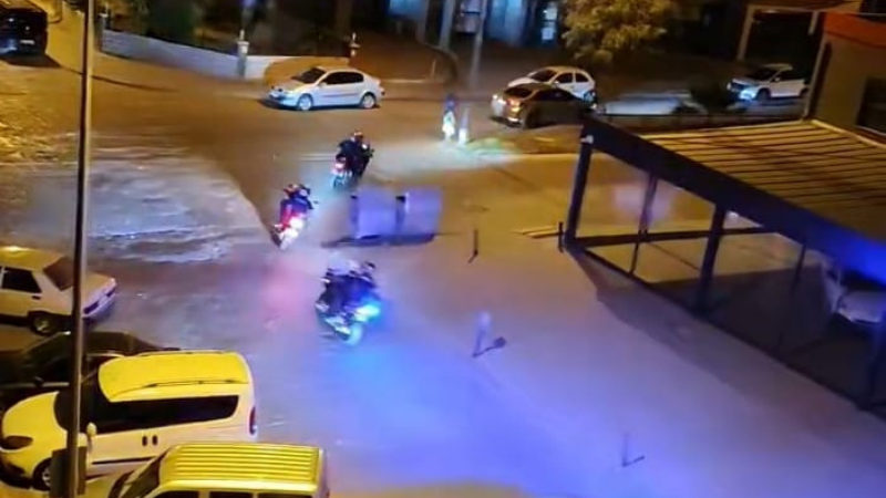 Aydın’ın Efeler ilçesinde polis ekipleri ile bir araç arasında yaşanan