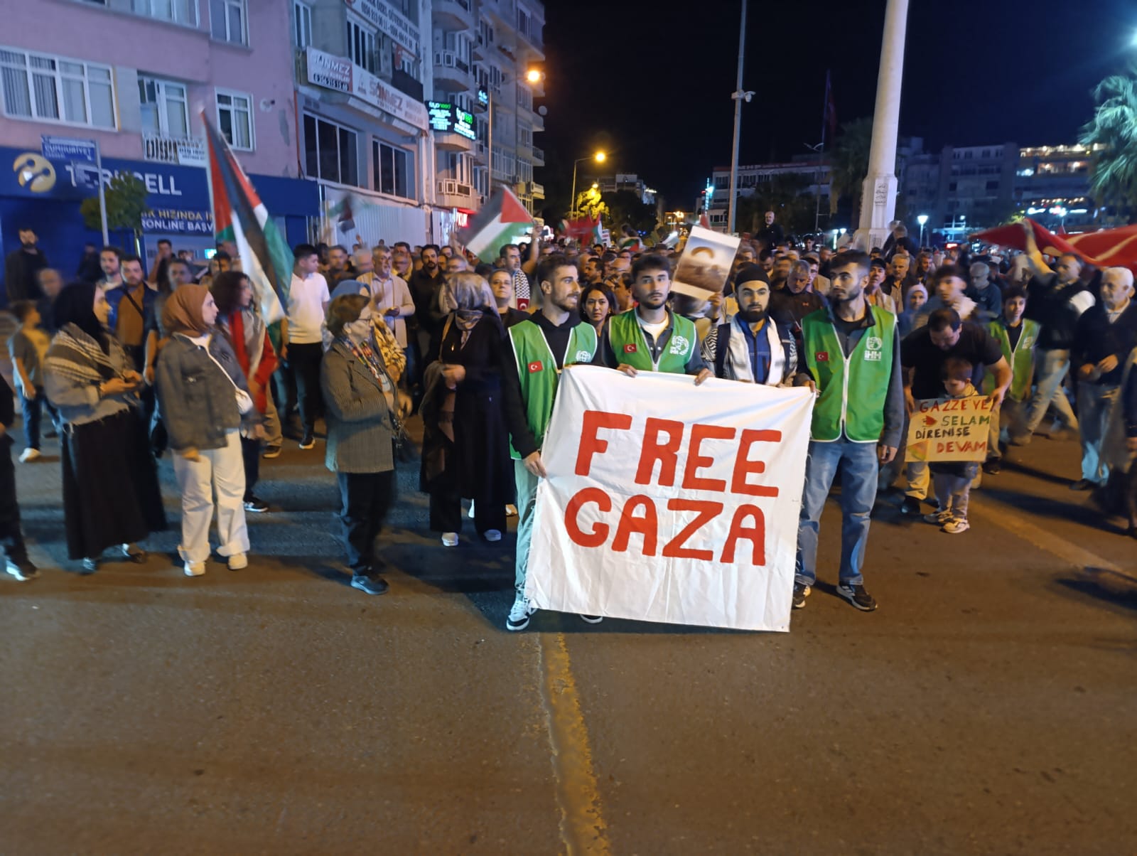 Aydın Sivil Dayanışma Platformu öncülüğünde gerçekleştirilen protestoda, İsrail’in Gazze’deki saldırıları