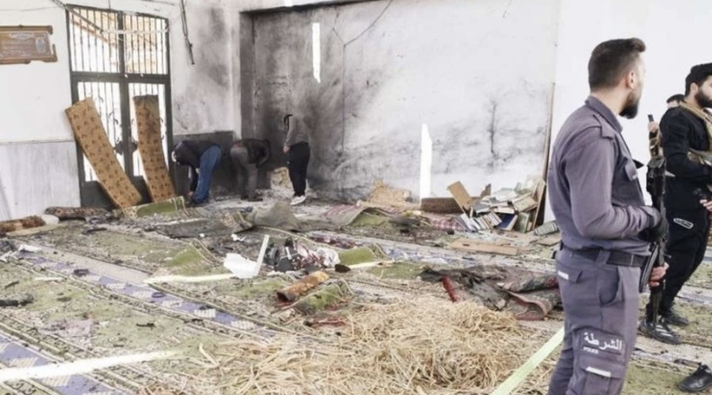 Suriye’nin Humus şehrindeki bir camiye yönelik bombalı saldırıda en az