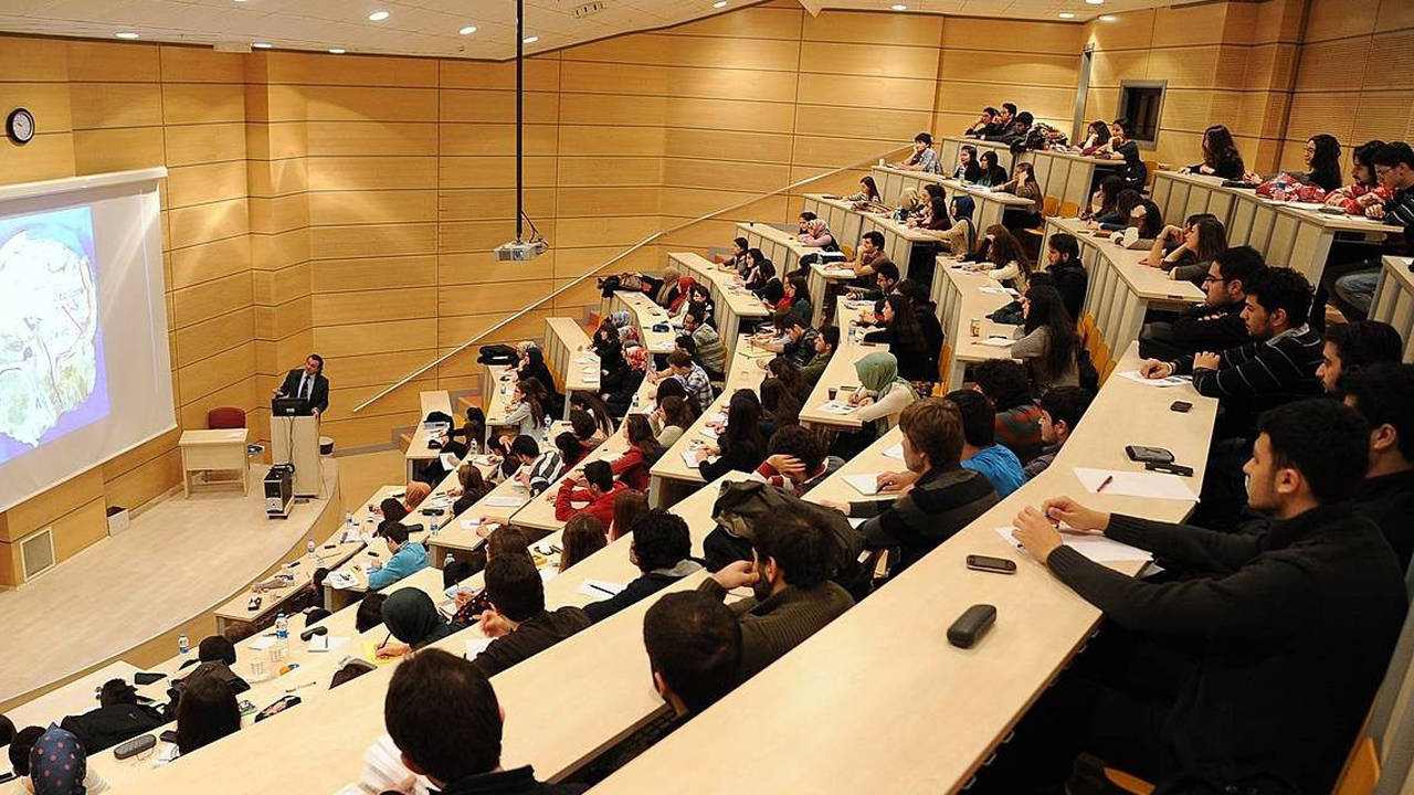 Yükseköğretim Kurulu (YÖK), üniversite eğitim süresini kısaltarak öğrencilerin iş hayatına